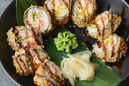 Ролл темпура с копченым лососем и дайконом