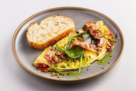 Омлет с томатами и беконом