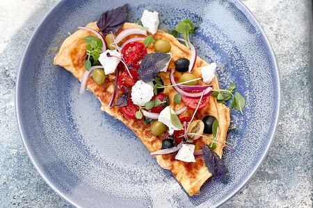 Омлет Сиртаки с овощами, сыром фета, маслинами и оливками