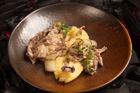 Бефстроганов из говяжьей вырезки с картофельным пюре