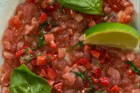 Тартар из тунца с клубникой и базиликом