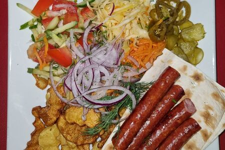 Супер хот-дог на тарелке