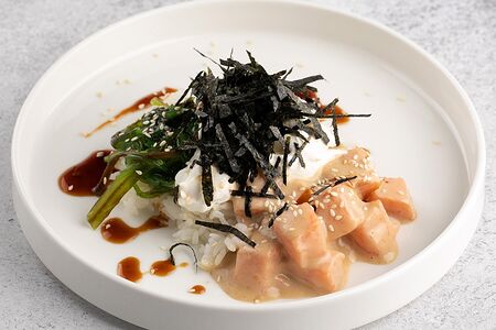 Поке с лососем и устрично-тайским соусом