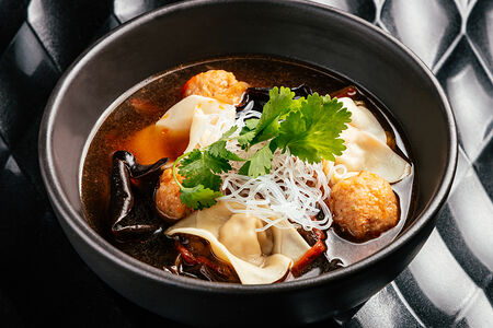 Китайский суп с фрикадельками и пельменями вон-тон