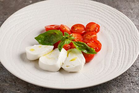 Моцарелла с томатами