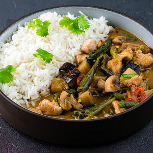 Зеленое карри с курицей и баклажанами