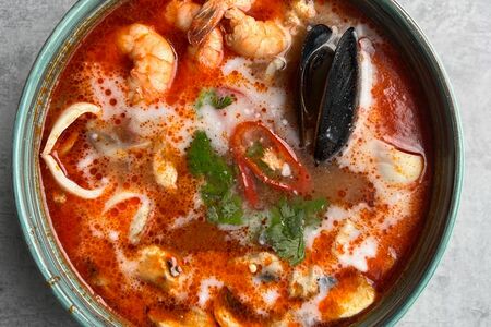 Том ям с морепродуктами
