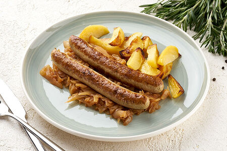 Куриные колбаски на гриле с тушеной капустой и картофелем