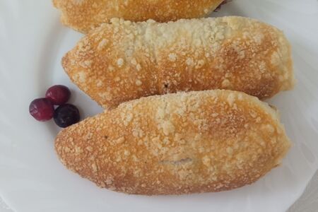 Пирожок печеный с вишней