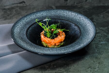 Тартар из лосося, авокадо, цитрусовой эмульсии