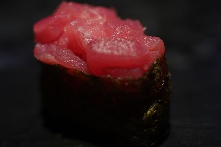 Гункан с тунцом