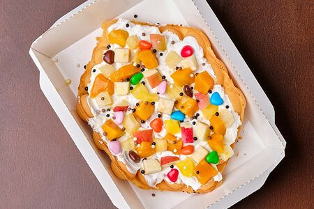 Баблс-вафля со сливочным кремом и фруктами