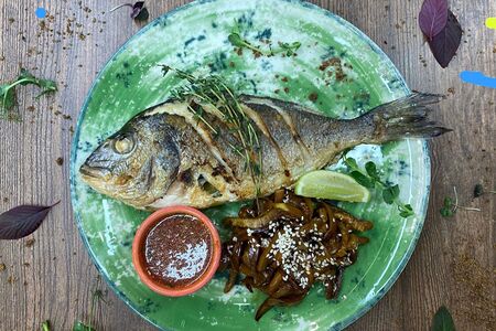 Дорадо с обжаренными кабачками и соусом сальса