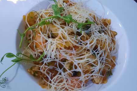 Паста с креветками в остром томатном соусе