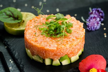 Тартар из лосося с тобико и соусом спайси