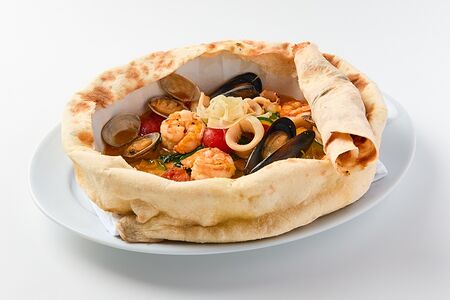 Морепродукты в белом вине с овощами