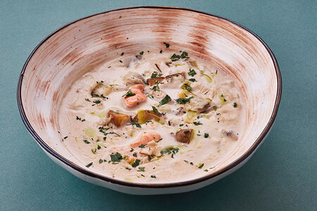 Уха с соусом бешамель и печеным картофелем