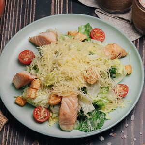 Салат Цезарь с семгой