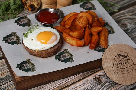 Бифштекс с картофелем по-деревенски