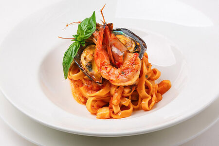 Тальятелле с морепродуктами в томатном соусе