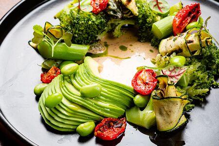 Зеленый с авокадо, бобами Эдамаме, брокколи и кунжутным соусом