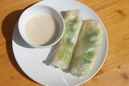 Фруктовый ролл с кокосовым соусом