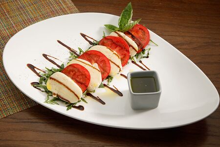 Капрезе с моцареллой из сыроварни и соусом песто