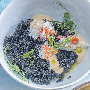 Черное ризотто с крабом 