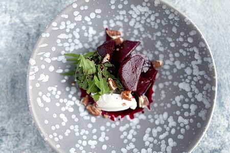 Салат с копченой свеклой и козьим сыром