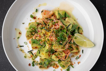 Салат из лосося и авокадо