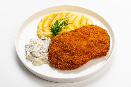 Хрустящий цыпленок с пюре и грибным соусом