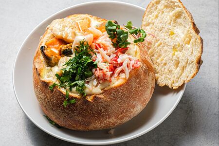 Суп Чаудер бостонский с морепродуктами в хлебе