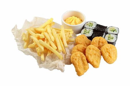 Ролл с огурцом и наггетсы и картофель фри