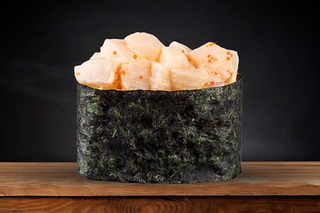 Острые суши с гребешком