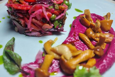 Винегрет с опятами с кремом из свеклы