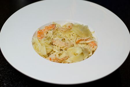 Пшеничная лапша с креветками и имбирем