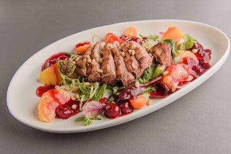 Стейк из утиной грудки с вишневым соком