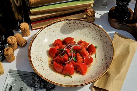 Помидоры с красным луком и заправкой на выбор