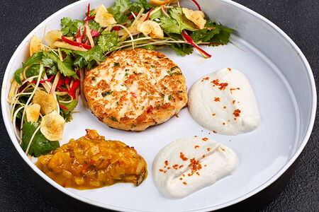 Крабовая котлета с кремом из топинамбура и манго чатни