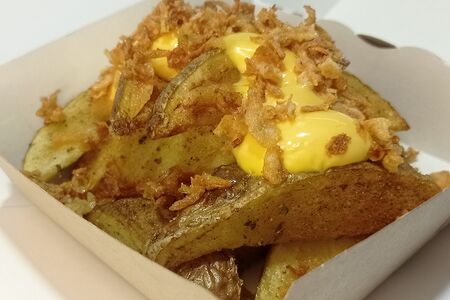 Картофельные дольки с сырным соусом и хрустящим луком