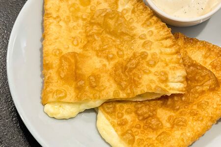 Хушуур с сыром и соусом
