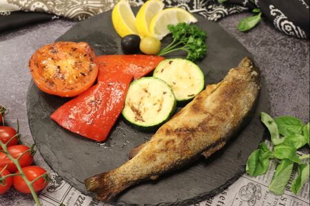 Форель радужная с овощами на гриле