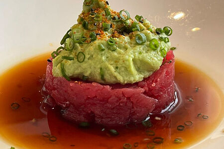Тартар из тунца с авокадо и соусом шисо
