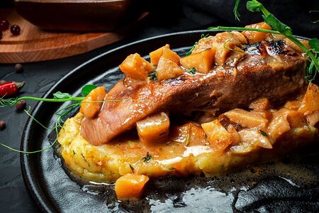 Cвинoй язык на мятом картофеле