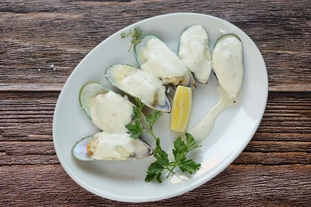 Мидии под сыром со сливочным соусом