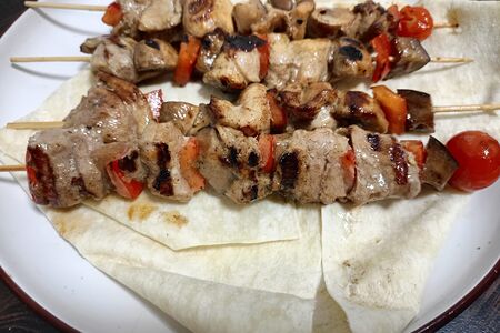 Шашлычок на шпажке курица с овощами