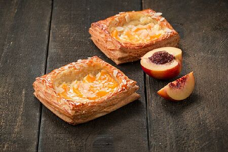 Слойка с персиком