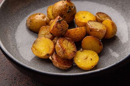 Жареный мини-картофель с розмарином
