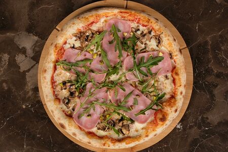 Пицца с ветчиной и грибами