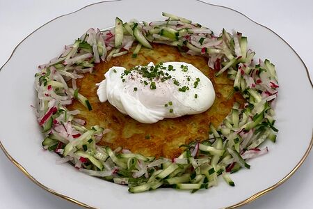 Картофельный драник с яйцом и весенним салатом